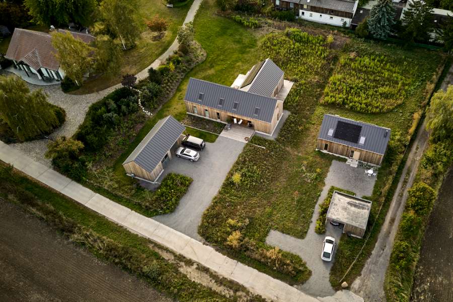 Roen sænker sig under ståltag på idyllisk naturgrund, Fischerstraße 11d, 14778 Päwesin, Tyskland